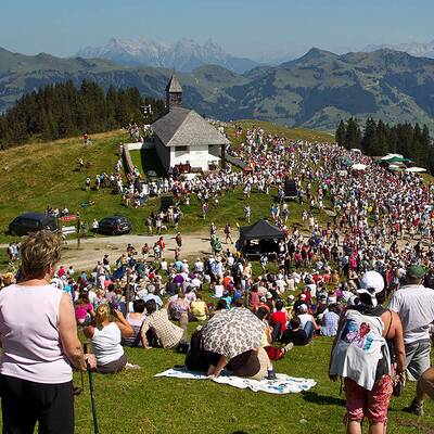Tausende wanderten mit Hansi auf den Hahnenkamm