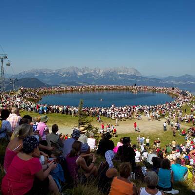 Tausende wanderten mit Hansi auf den Hahnenkamm