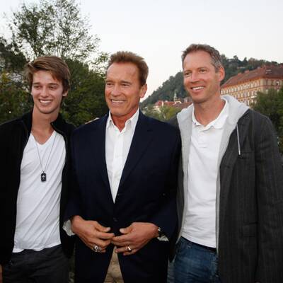 Arnie und sein Sohn Patrick spazieren durch Graz