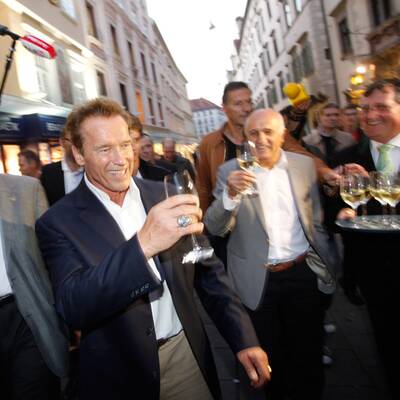 Arnie und sein Sohn Patrick spazieren durch Graz