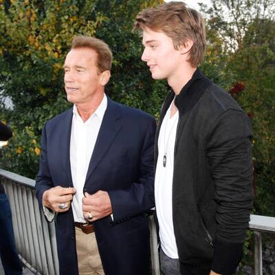 Arnie und sein Sohn Patrick spazieren durch Graz