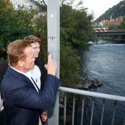 Arnie und sein Sohn Patrick spazieren durch Graz