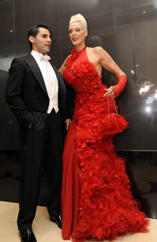 Opernball: Roger Moore, Brigitte Nielsen, Mattia Dessi