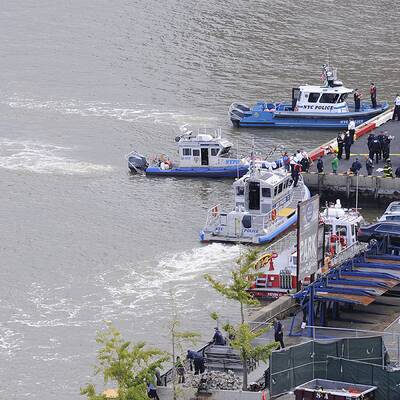 Rettungseinsatz: Hubschrauber in East River gestürzt