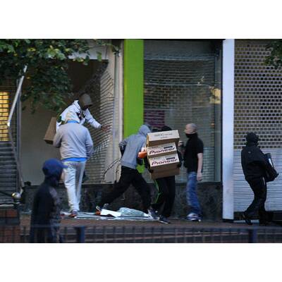 Krawalle in ganz England