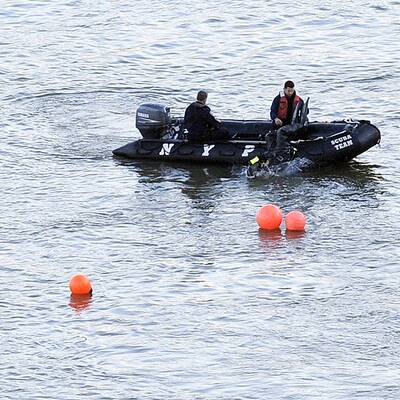 Rettungseinsatz: Hubschrauber in East River gestürzt
