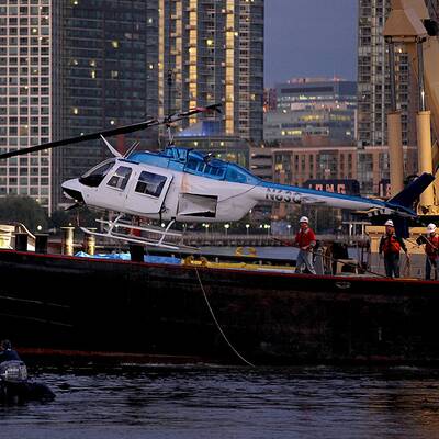 Rettungseinsatz: Hubschrauber in East River gestürzt