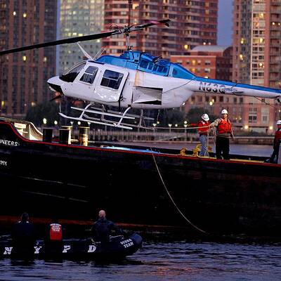 Rettungseinsatz: Hubschrauber in East River gestürzt