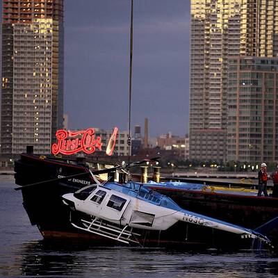 Rettungseinsatz: Hubschrauber in East River gestürzt