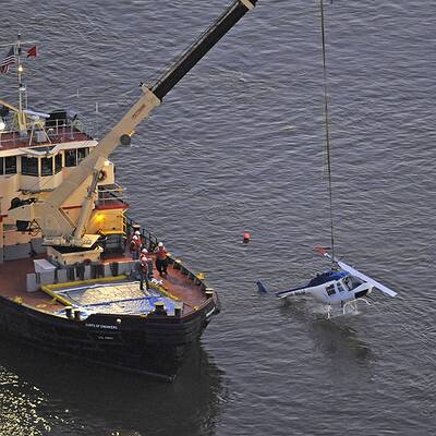 Rettungseinsatz: Hubschrauber in East River gestürzt