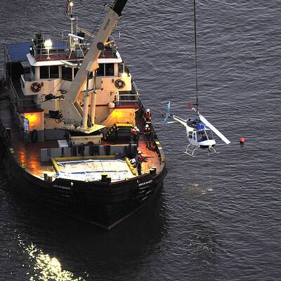 Rettungseinsatz: Hubschrauber in East River gestürzt
