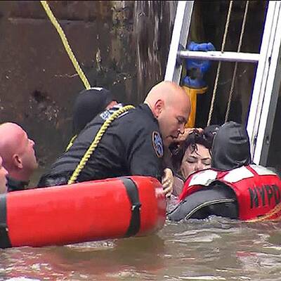 Rettungseinsatz: Hubschrauber in East River gestürzt