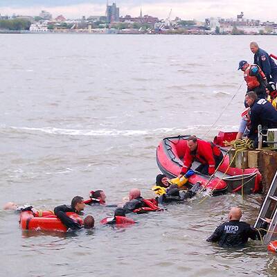 Rettungseinsatz: Hubschrauber in East River gestürzt