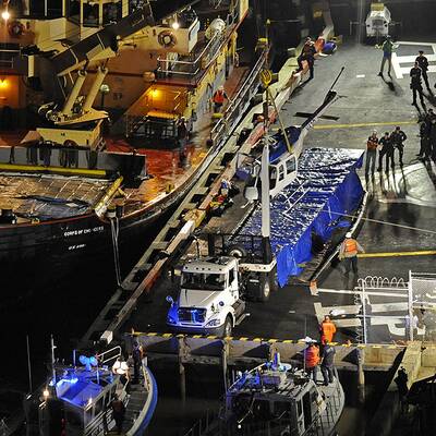 Rettungseinsatz: Hubschrauber in East River gestürzt