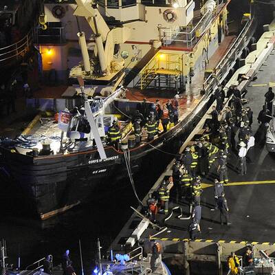 Rettungseinsatz: Hubschrauber in East River gestürzt