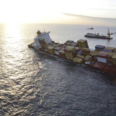 Vor Neuseeland havariertes Containerschiff bricht auseinander