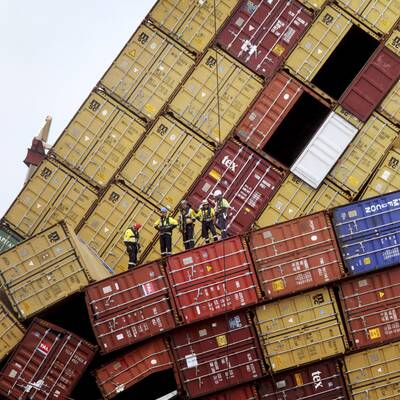 Vor Neuseeland havariertes Containerschiff bricht auseinander