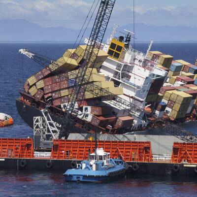 Vor Neuseeland havariertes Containerschiff bricht auseinander