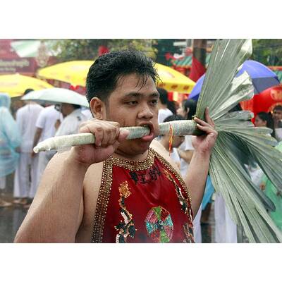 Horror-Szenen von Vegetarier-Fest auf Insel Phuket