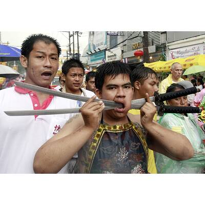 Horror-Szenen von Vegetarier-Fest auf Insel Phuket