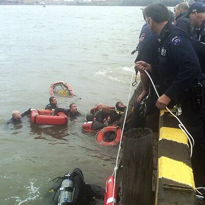 Rettungseinsatz: Hubschrauber in East River gestürzt