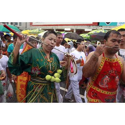 Horror-Szenen von Vegetarier-Fest auf Insel Phuket