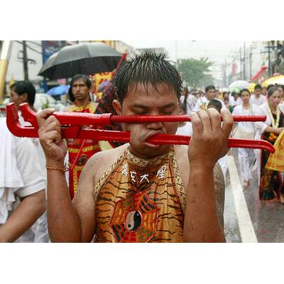 Horror-Szenen von Vegetarier-Fest auf Insel Phuket