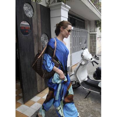 Jolie zeigt ihrem Sohn Pax seine Heimat Vietnam