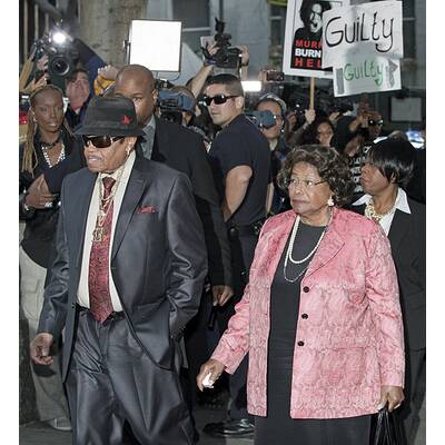 Jacksons Familie betritt das Gerichtsgebäude