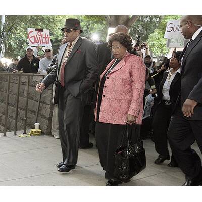 Jacksons Familie betritt das Gerichtsgebäude