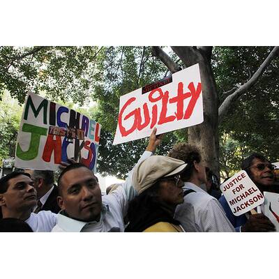 Jacksons Familie betritt das Gerichtsgebäude