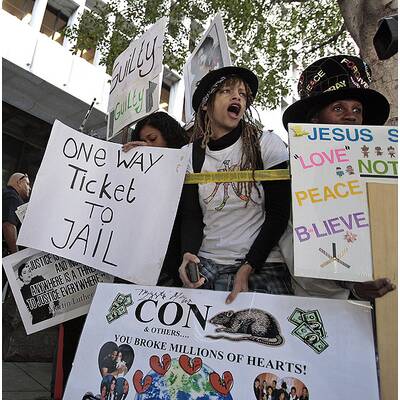 Jacksons Familie betritt das Gerichtsgebäude