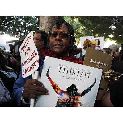 Jacksons Familie betritt das Gerichtsgebäude