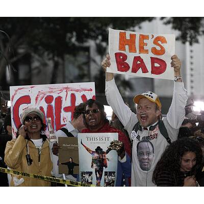 Jacksons Familie betritt das Gerichtsgebäude