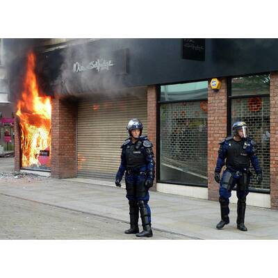 Krawalle in ganz England