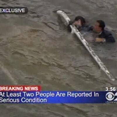 Rettungseinsatz: Hubschrauber in East River gestürzt