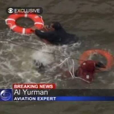 Rettungseinsatz: Hubschrauber in East River gestürzt