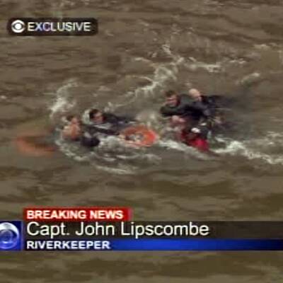 Rettungseinsatz: Hubschrauber in East River gestürzt