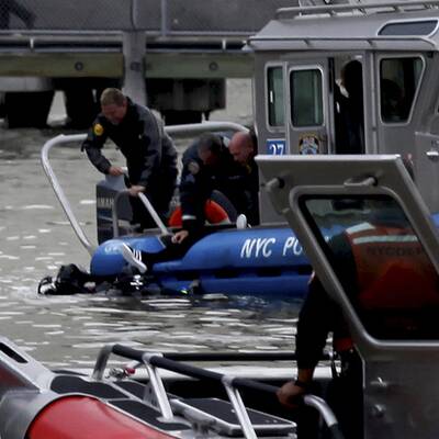 Rettungseinsatz: Hubschrauber in East River gestürzt