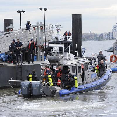 Rettungseinsatz: Hubschrauber in East River gestürzt