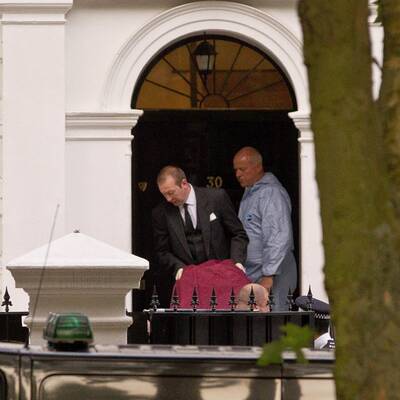 Die Leiche von Amy Winehouse wird aus ihrem Haus gebracht