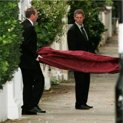 Die Leiche von Amy Winehouse wird aus ihrem Haus gebracht