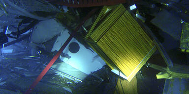 Retter sprengen sich durch Concordia-Wrack