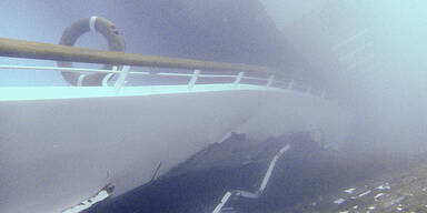 Retter sprengen sich durch Concordia-Wrack