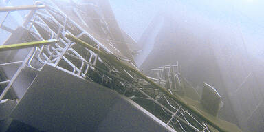 Retter sprengen sich durch Concordia-Wrack