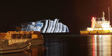 Retter sprengen sich durch Concordia-Wrack