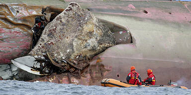 Retter sprengen sich durch Concordia-Wrack