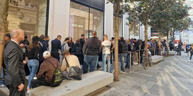 Mega-Schlange vor Wiener Apple Store