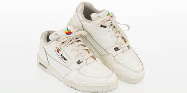 Alte Apple-Turnschuhe um 10.000 Dollar versteigert