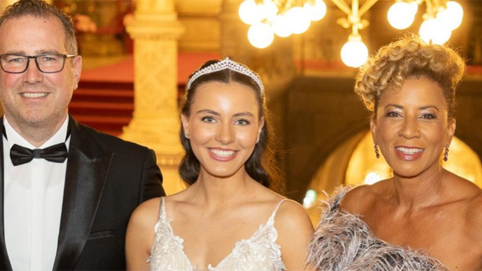 Arabella Kiesbauer zeigt schöne Tochter Nika bei Maturaball: "Tränen ...